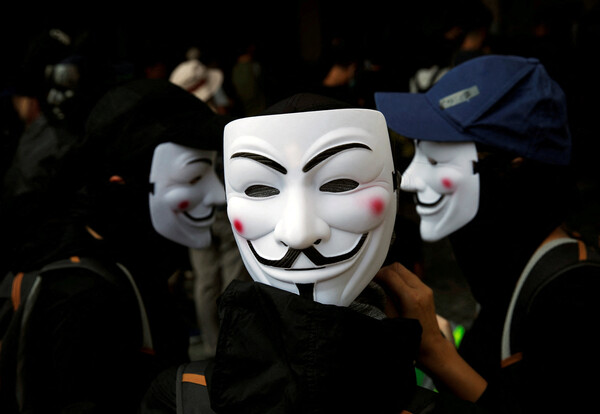 2019년 10월 20일 중국의 홍콩정책에 반대하는 홍콩의 시위자들이 가이 포크스 마스크를 조정하고 있다.2019.10.20. 로이터 연합뉴스
