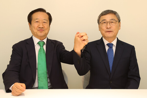 서울시교육감 보궐선거 진보 진영 단일 후보로 확정된 정근식 서울대 명예교수(오른쪽)와 김재홍 후보가 26일 서울 중구 한 식당에서 손을 맞잡고 있다. 김 후보는 이날 정 후보 지지를 선언하며 후보 통합을 발표했다. 2024.9.26. 연합뉴스