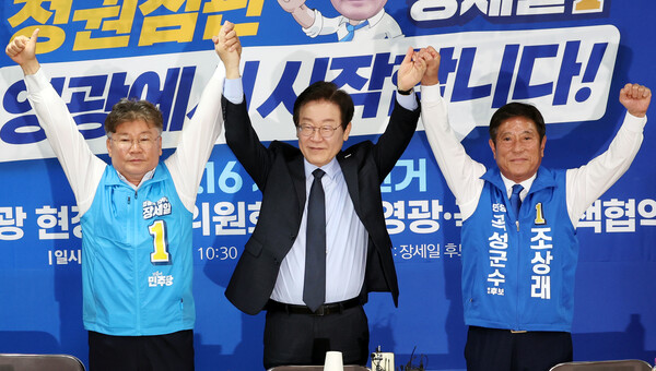 23일 오전 더불어민주당 장세일 전남 영광군수 재선거 후보 선거사무소에서 열린 '전남 영광 현장 최고위원회의 및 영광·곡성 정책 협약식'에서 이재명 당 대표가 기념사진을 찍고 있다. 2024.9.23. 연합뉴스