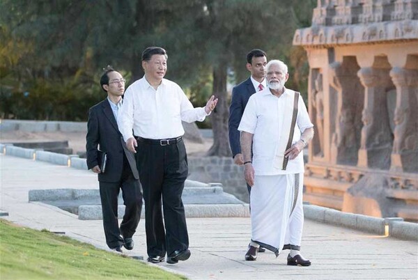 중국의 시진핑 국가주석과 인도의 나렌드라 모디 총리가 11일 인도 남부의 타밀나두주에 있는 마하발리푸람 사원군을 둘러보고 있다. 2019. 10.11 [중국 신화망 자료 사진]