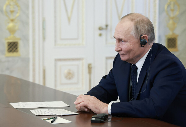 러시아의 블라디미르 푸틴 대통령이 12일 생페테르부르크에서 중국의 왕이 외교부장과 회동하고 있다. 2024. 09. 12 [스푸트니크=로이터=연합뉴스]