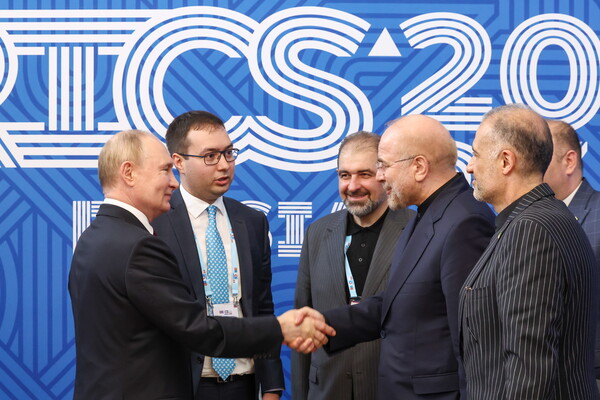 지난 11일 러시아 상트페테르부르크에서 열린 제10회 브릭스(BRICS) 의회포럼에서 블라디미르 푸틴 러시아 대통령(좌)과 이란 의회 의장 모하마드 바게르 갈리바프(오른쪽에서 두 번째)가 포럼 사이드라인에서 만나 악수하고 있다. 2024.7.11.타스 연합뉴스