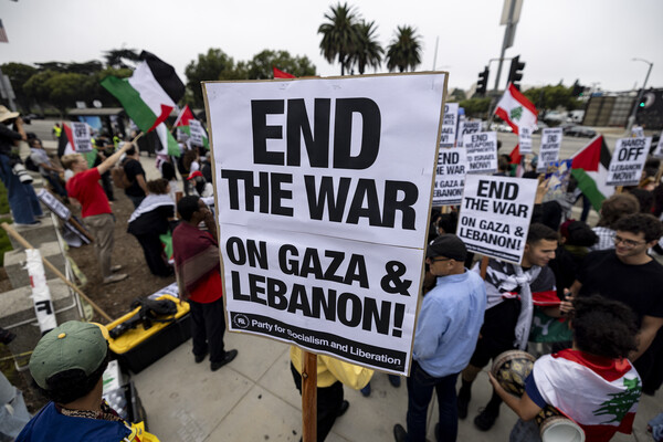 24일 미국 캘리포니아주 로스앤젤레스 연방건물 앞에서 가자와 레바논에서 이스라엘의 전쟁 중단을 촉구하는 시위가 벌어지고 있다. 2024. 09. 24 [AP=연합뉴스]