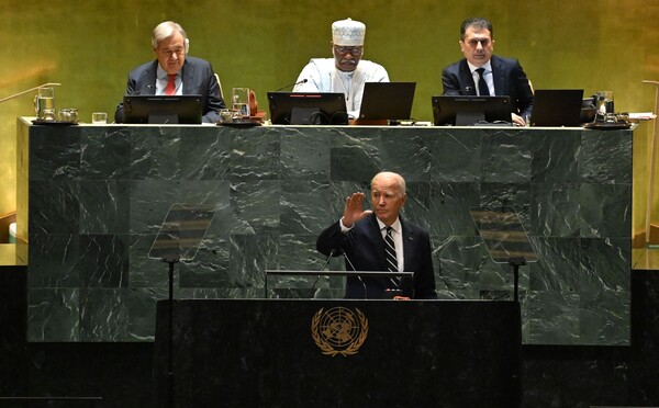 조 바이든 미국 대통령이 24일 유엔 총회에서 고별 연설을 한 뒤 손을 들어 인사를 하고 있다. 2024.9.24. AFP 연합뉴스 