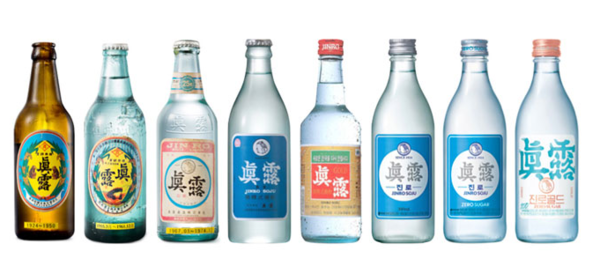 시대별 진로소주 병과 상표. 맨 왼쪽이 원숭이표 진로. 왼쪽 첫 번째와 두 번째에는 벼 이삭이 그려져 있다가 이후 빠졌다. 맨 오른쪽은 최근 출시된 진로 골드. 