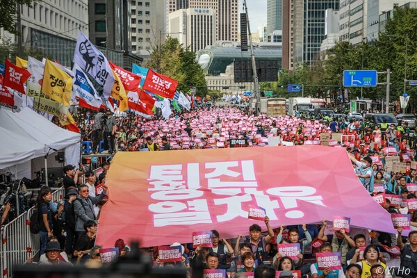 28일 오후 서울역 앞에서 윤석열정권퇴진운동본부, 전국민중행동, 자주통일평화연대, 전국비상시국회 주최로 열린 윤석열 정권 퇴진 시국대회에서 참가자들이 집회를 마친 뒤 행진을 준비하고 있다. 2024.9.28. 사진 이호 작가