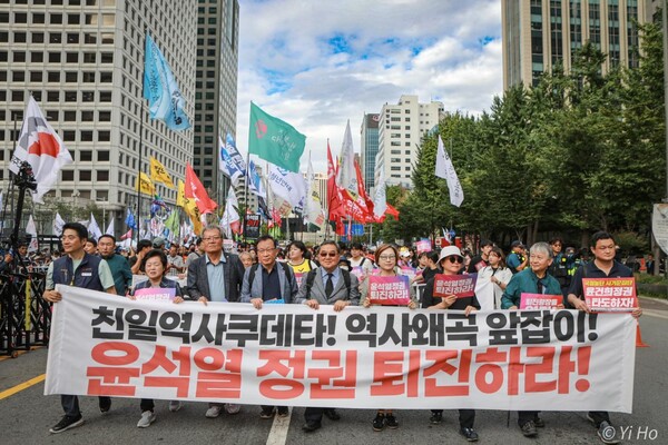 28일 오후 서울역 앞에서 윤석열정권퇴진운동본부, 전국민중행동, 자주통일평화연대, 전국비상시국회 주최로 열린 윤석열 정권 퇴진 시국대회에서 하원오 전국농민회총연맹 의장(왼쪽 세 번째), 양옥희 전국여성농민회총연합회장(왼쪽 두 번째), 이나영 정의기억연대 이사장(오른쪽 네 번째) 등이 행진하고 있다.  2024.9.28. 이호 작가