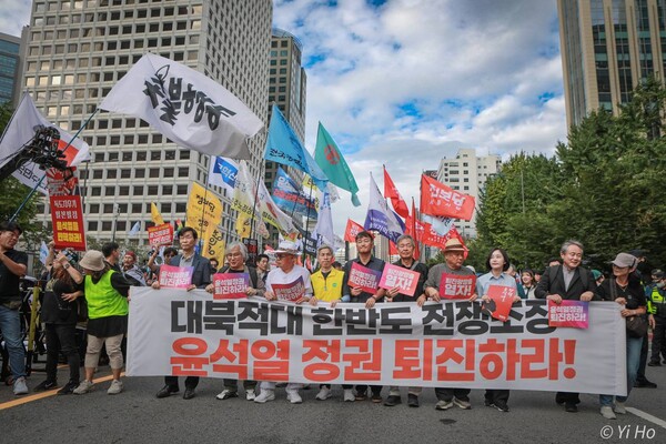 28일 오후 서울역 앞에서 윤석열정권퇴진운동본부, 전국민중행동, 자주통일평화연대, 전국비상시국회의 주최한 열린 윤석열 정권 퇴진 시국대회에서 곽노현 전 서울시 교육감(왼쪽), 김민웅 촛불행동 상임대표(왼쪽 두 번째), 백은종 서울의소리 대표(왼쪽 세 번째), 양경수 민주노총 위원장(왼쪽 네 번째), 진보당 김재연 상임대표(오른쪽 세 번째) 등이 행진하고 있다. 2024.9.28. 이호 작가