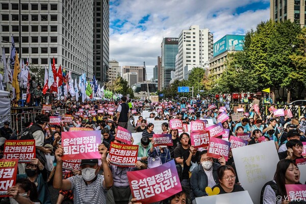 28일 오후 서울역 앞에서 윤석열정권퇴진운동본부, 전국민중행동, 자주통일평화연대, 전국비상시국회의 주최한 열린 윤석열 정권 퇴진 시국대회에서 참자가들이 구호를 외치고 있다. 2204.9.28. 이호 작가