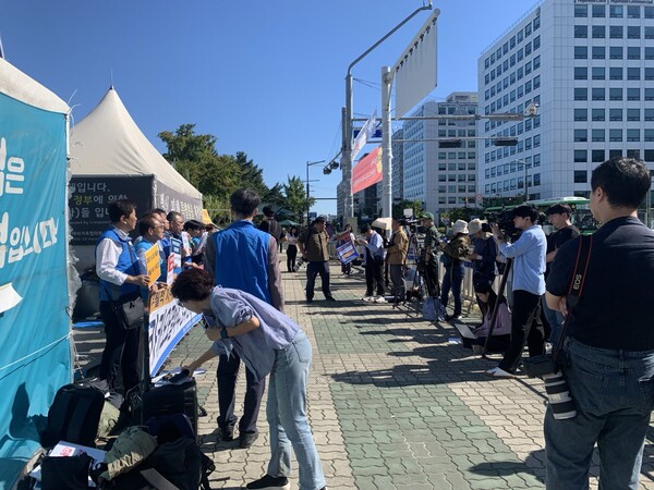 대리기사의 카카오 모빌리티 규탄 기자회견에 모인 수많은 취재진들. 전국대리운전 노동조합