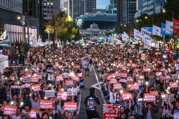 28일 서울 시청 주변에서 열린 '윤석열 퇴진 김건희 특검 촛불대행진에 참가한 시민들이 구호를 외치고 있다. 2024.9.28 사진 이호 작가