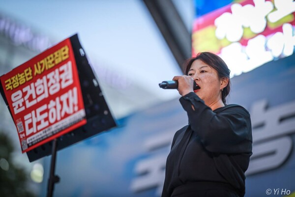 28일 서울 시청 주변에서 열린 '윤석열 퇴진 김건희 특검 촛불대행진'에 참가한 배우 김한봉희 씨가 기조 격문을 낭독하고 있다. 2024.9.28 사진 이호 작가