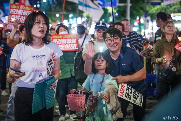 28일 서울 시청 주변에서 열린 '윤석열 퇴진 김건희 특검 촛불대행진'에 가족 단위 시민들도 많이 참여했다. 2024.9.28 사진 이호 작가