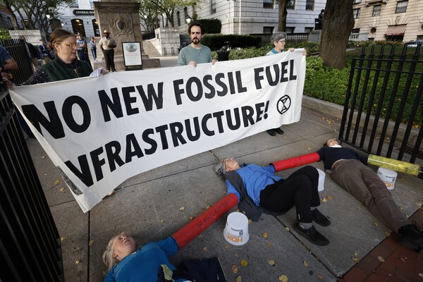 '절멸 반대'의 기후 활동가들이 9월 23일 월요일 미국 보스턴에서 새로운 화석 연료 인프라에 대한 항의 시위를 벌이면서 매사추세츠 주 의사당 입구에서 드러누었다. 2024.9.23. AP 연합뉴스