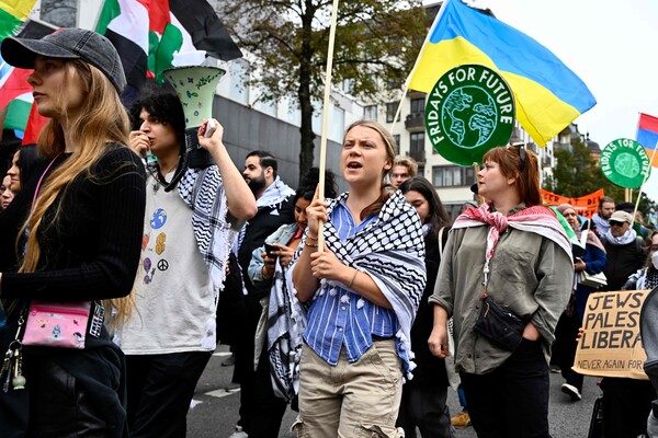 스웨덴 기후 운동가 그레타 툰베리가  9월 21일 스톡홀름 중심가에서 40개 스웨덴 사회정의원동 단체들이 조직한  "People Not Profit - 경제적 이익보다 인간 생명이 더 소중해야 한다"는 구호를 외치며 시위에 참여하고 있다. 2024.9.21.AFP 연합뉴스