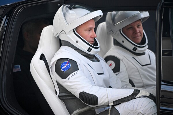 미국 항공우주국(나사)의 닉 헤이그(왼쪽)와 러시아 우주공사의 알렉산드르 고르부노프가 28일 미국 플로리다주 케이프 커네버럴 우주기지에서 스페이스X의 우주선 드래건 호에 나란히 앉아 있다. 2024.9.28. EPA 연합뉴스 