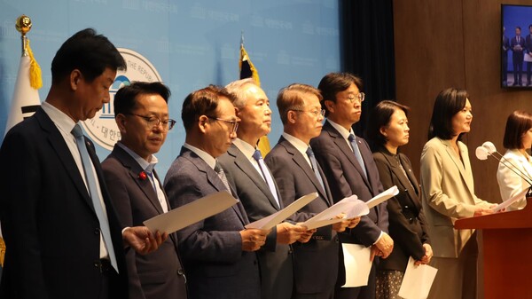 더불어민주당 검찰독재대책위원회 소속 의원들이 30일 오후 국회 소통관에서 긴급 기자회견을 열고 이재명 대표에게 위증교사 혐의로 징역 3년을 구형한 검찰을 규탄하고 있다. 사진=민형배 의원 페이스북