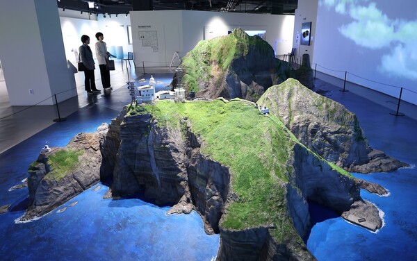 일본 정부가 16일 외교청서를 통해 독도는 일본 땅이라고 거듭 주장했다. 한국 정부는 일본 정부에 부당한 주장 철회를 촉구하며 미바에 다이스케 주한일본대사관 총괄공사를 초치해 항의했다. 사진은 이날 오전 서울 영등포구 동북아역사재단 독도체험관에서 시민들이 독도 모형을 둘러보고 있다. 2024.4.16