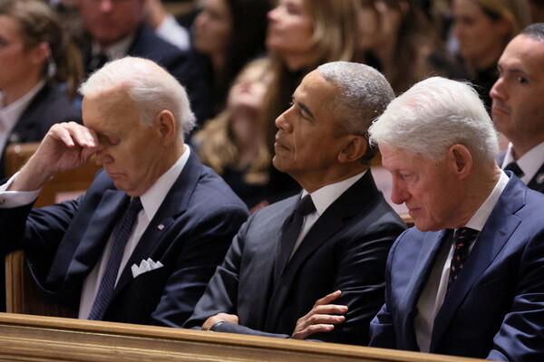 미국의 조 바이든 대통령과 버락 오바마, 빌 클린턴 전 대통령(왼쪽부터)이 16일 위성턴D.C.의 세인트 매튜 아포스틀 대성당에서 에텔 케네디를 위한 추도식에 참석하고 있다. 2024. 10. 16 [로이터=연합뉴스]