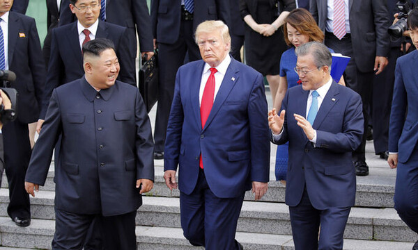 30일 문재인 대통령과 김정은 북한 국무위원장, 도널드 트럼프 미국 대통령이 판문점 남측 자유의 집에서 나오며 얘기를 나누고 있다. 2019 06. 30. 연합뉴스