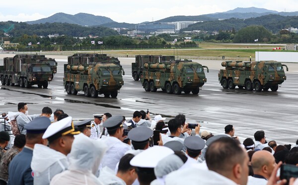  1일 오전 경기도 성남 서울공항에서 열린 건군 76주년 국군의날 기념식에서 지대지 미사일 현무 등 한국형 3축 체계 장비들이 분열하고 있다. 북한의 핵·미사일 발사 대응을 위한 3축 체계는 킬체인(Kill Chain), 한국형미사일방어체계(KAMD), 대량응징보복체계(KMPR)로 이루어져 있다. 2024.10.1 연합뉴스