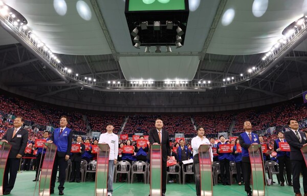 윤석열 대통려이 17일 강원도 강릉 아이스 아레나에서 열린 2024 바르게살기운동전국회원 대회에서 참석자들과 '자유와 번영의 대한민국' 퍼포먼스에 참가하고 있다. 2024.10.17. [대통령실] 연합뉴스 