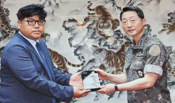 고상만 인권운동가가 2018년 7월 9일 기무사령부 인권위원으로 위촉되면서 이석구 기무사령관으로부터 감사패를 받고 있다
