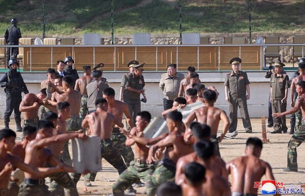 김정은 북한 국무위원장이 지난 9월 11일 북한군 특수부대를 방문해 훈련을 참관하고 있다. 국정원은 김 위원장의 특수부대 훈련 참관이 지난 2일에도 있었다면서 잇달은 방문이라고 18일 밝혔다. [국정원 보도자료] 시민언론 민들레 