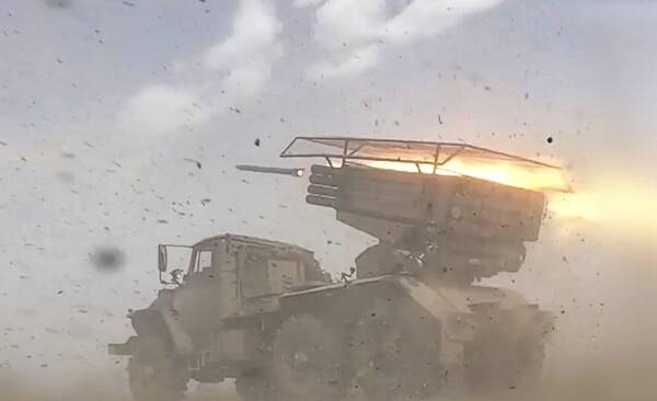 러시아군이 쿠르스크 지방에 진출한 우크라이나군을 향해 다연발 로켓을 발사하고 있다. 러시아 국방부가 9월 26일 배포한 사진이다. 러시아군은 지난 8월 초부터 쿠르스크 지방을 전격 공격한 우크라군을 상대로 전투를 벌이고 있다. [러시아 국방부] EPA 연합뉴스