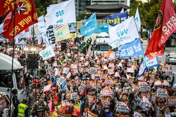 19일 서울 중구 시청역 앞에서 '윤석열 퇴진! 김건희 특검! 111차 촛불대행진 10월 전국집중촛불'이 열렸다. 2024.10.19. 이호 작가