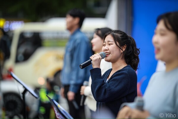 19일 시청역에서 열린 10월 전국집중촛불에서 한국대학생진보연합이 촛불 음반 2집에 수록된 곡을 불렀다. 2024.10.19. 이호 작가