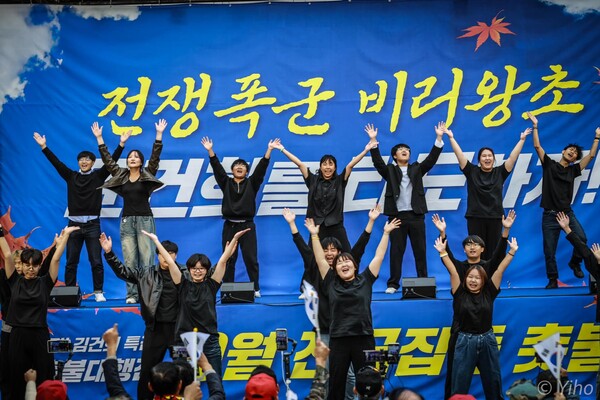 윤석열 탄핵소추 촉구 대학생 시국농성단은 19일 시청역 앞에서 열린 10월 전국집중촛불 무대에 올라 민중가요 '바위처럼'을 불렀다. 2024.10.19. 이호 작가
