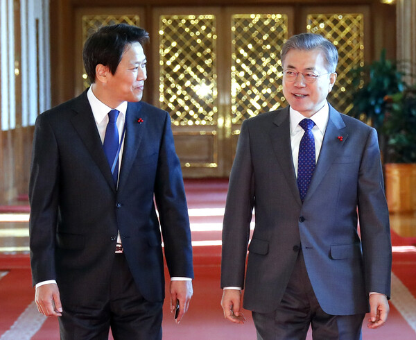 지난 9월 광주에서 열린 '9.19 공동선언 6주년 기념식'에서 "통일하지 말자"며 두 개의 국가론을 얘기한 임종석 전 청와대 비서실장(왼쪽). 사진은 2019년 1월 8일 문재인 대통령이 청와대에서 열린 국무회의에 임종석 대통령 비서실장과 함께 입장하는 모습. 2019.1.8. 연합뉴스 