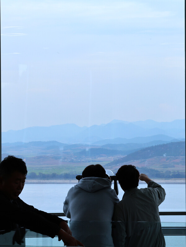 북한이 국경 부근 포병부대들에 완전사격 준비태세를 갖추도록 한 가운데 14일 인천 강화군 강화평화전망대를 찾은 시민들이 북한 개풍군을 바라보고 있다. 2024.10.14. 연합뉴스