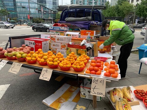 트럭노점상이 과일을 판매하고 있다. (사진은 본문의 내용과 무관합니다). 연합뉴스