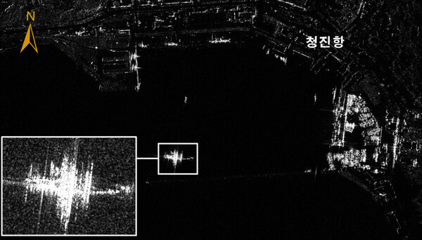  국가정보원은 북한이 지난 8일부터 러시아 파병을 위한 특수부대 병력 이동을 시작했다고 밝히며 합성개구레이더(SAR) 탑재 위성이 촬영하는 것으로 보이는 증거 사진을 18일 공개했다. 해당 사진은 지난 12일 북한 병력 수송 목적 러시아 함정 활동. 2024.10.18 [국가정보원 제공] 연합뉴스