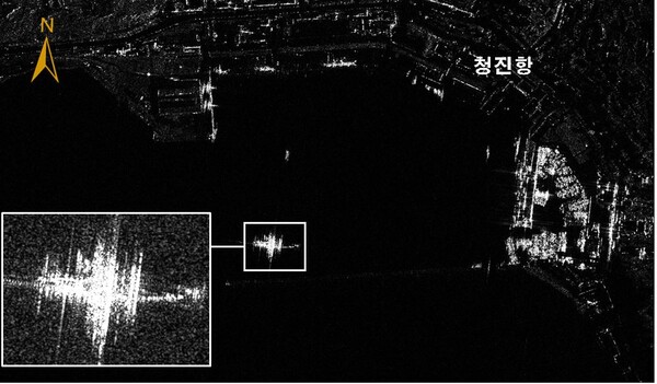  국가정보원은 북한이 지난 8일부터 러시아 파병을 위한 특수부대 병력 이동을 시작했다고 밝히며 합성개구레이더(SAR) 탑재 위성이 촬영하는 것으로 보이는 증거 사진을 18일 공개했다. 해당 사진은 지난 12일 북한 병력 수송 목적 러시아 함정 활동. 2024.10.18. [국정원 보도자료] 시민언론 민들레  