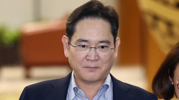 지난 10월 11일 오후 윤석열 대통령의 동남아 순방에 동행한 이재용 삼성전자 회장이 서울 강서구 서울김포비즈니스항공센터를 통해 귀국하고 있다. 2024.10.11. 연합뉴스