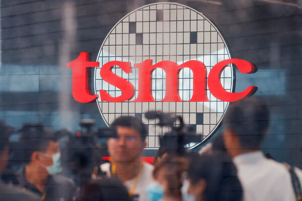 대만 북부 신주 바오산 지역에 지어진 TSMC 글로벌 연구개발(R&D) 센터가 지난해 7월 28일 개소해 사람들이 준공식에 참석하고 있다. 대만 기업 TSMC는 세계 최대 파운드리(반도체 수탁생산) 기업이다. 2023.07.28. 로이터 연합뉴스