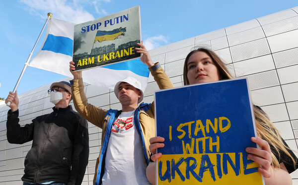 재한 러시아인들이 20일 오후 서울 동대문디자인플라자 앞에서 러시아 전쟁 규탄 집회를 하고 있다. 2024.10.20. 연합뉴스