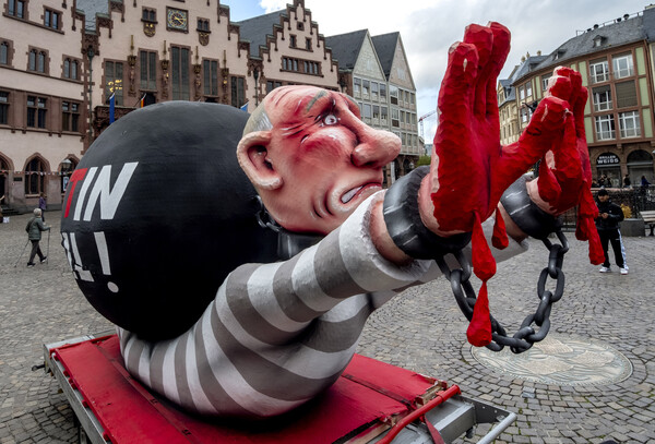 독일 프랑크푸르트 시청 앞에 푸틴 러시아 대통령을 묘사한 설치조각품이 세워져 있다. 이날 시청광장에서는 재독 우크라이나인들의 항의시위가 벌어졌다.  2024. 10. 11. AP 연합뉴스