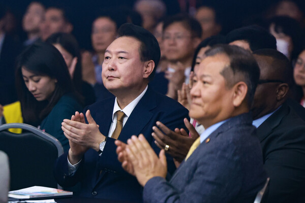 윤석열 대통령이 22일 부산항 국제전시컨벤션센터(BPEX)에서 열린 '27회 IAVE 2024 부산세계자원봉사대회' 개회식에 참석해 박수치고 있다. 2024.10.22 연합뉴스