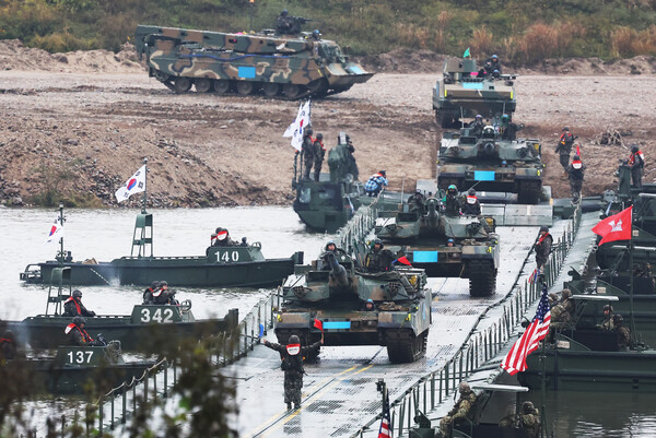 22일 오후 경기도 여주시 연양동 남한강 도하훈련장에서 열린 '한미연합 제병협동 도하훈련'에서 K1A2 전차가 부교 도하를 하고 있다. 이번 훈련에는 육군 제7기동군단 예하 7공병여단과 수도기계화보병사단, 미2사단/한미연합사단 다목적 교량중대 등이 참여했으며 지난 6월 전력화된 한국형 자주도하장비 '수룡'이 처음으로 참가했다. 2024.10.22 연합뉴스