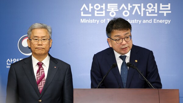 23일 오전 정부세종청사 산업통상자원부 기자실에서 최남호 산업통상자원부 2차관과 김동철 한국전력 사장이 전기요금 인상 관련 브리핑을 하고 있다. 2024.10.23. 연합뉴스