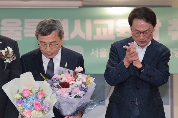 정근식 서울시교육감이 17일 서울 종로구 서울특별시교육청에서 열린 취임식에서 기념촬영을 하고 있다. 오른쪽은 조희연 전 서울시교육감. 2024.10.17. 연합뉴스