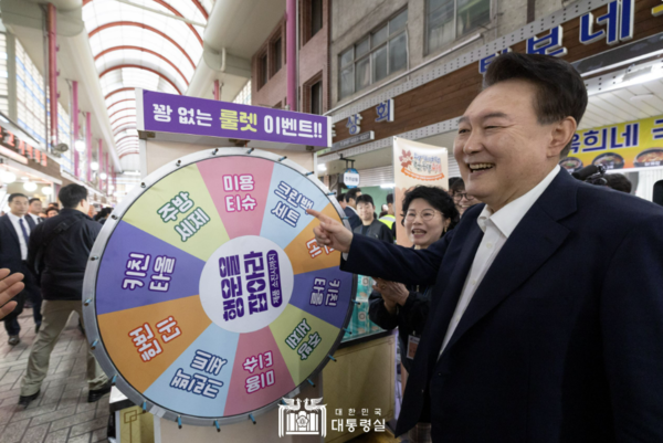 윤석열 대통령이 22일 부산역 인근의 전통시장, 초량시장을 방문해 시민과 상인을 응원하고 격려했다고 대통령실이 밝혔다. 2024.10.22. [대통령실] 시민언론 민들레 