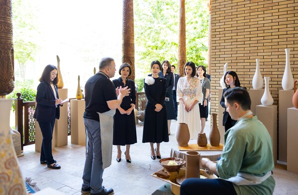 김건희 여사가 14일 오전(현지시간) 우즈베키스탄 타슈켄트 대통령궁 대통령궁 '히바'동(문화행사장)에서 샤브카트 미르지요예프 우즈베키스탄 대통령의 배우자인 지로아트 미르지요예바 여사와 전통 도자기 전시 및 도자기 제작 과정 재연 모습을 지켜보고 있다. 2024.6.14 [공동취재] 연합뉴스