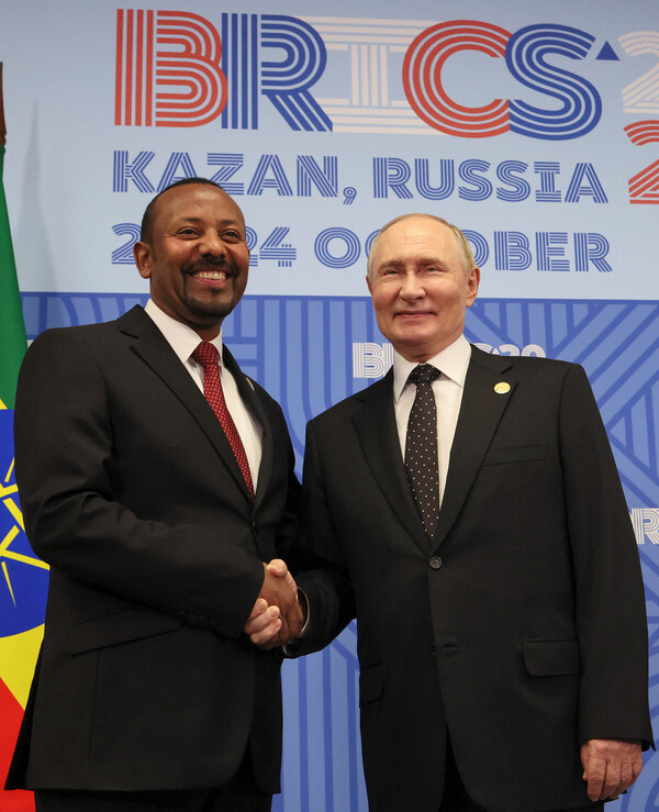블라디미르 푸틴 러시아 대통령과 에티오피아의 아비 아메드 총리가 23일 러시아 카잔에서 열린 브릭스(BRICS) 정상회담장에서 악수하며 포즈를 취했다. 2024.10.23. 로이터 연합뉴스
