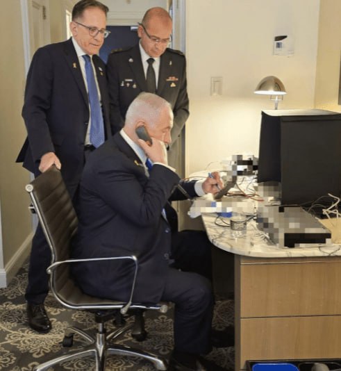 유엔총회 참석차 머문 뉴욕 숙소에서 전화로 군의 헤즈볼라 공격을 승인하는 네타냐후. 서 있는 사람 왼쪽 비서실장, 오른쪽. 군 각료. 출처: 9월 27일 예루살렘포스트에 실린 총리실 배포 사진