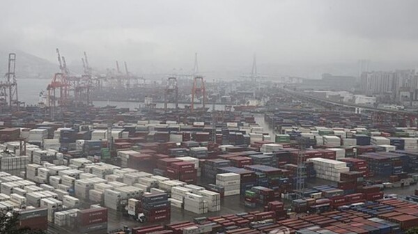 내수부진이 장기화하면서 11월 기업경기가 극도로 부진할 것으로 조사됐다. 사진은 안개로 앞이 잘 보이지 않는 부산항 컨테이너 부두. 연합뉴스 자료사진